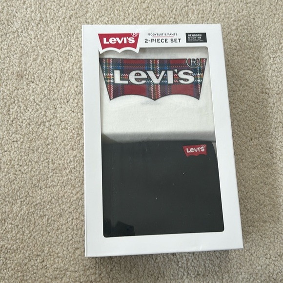 Levi’s infant bodysuit and pants two-piece set size 6 months - Picture 1 of 4